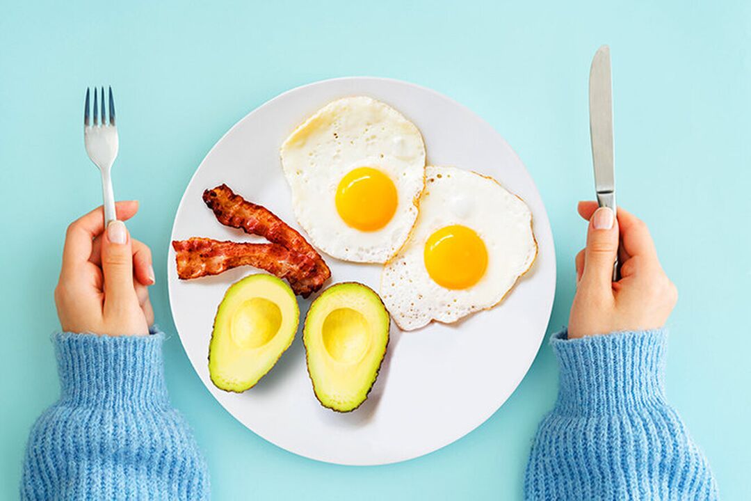 Το τέλειο πρωινό στο μενού διατροφής κετο - αυγά με μπέικον και αβοκάντο