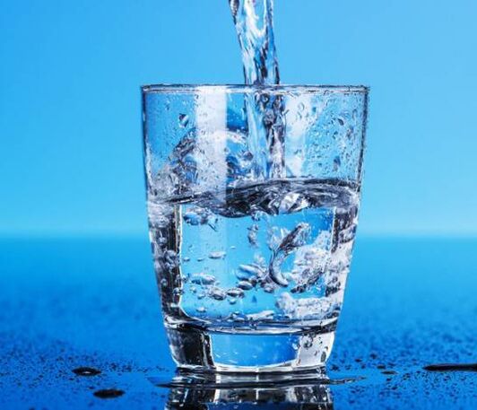 Το πόσιμο νερό είναι ο κύριος κανόνας για την απώλεια βάρους σε μια εβδομάδα